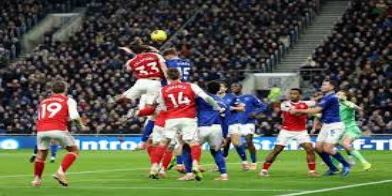 关键瞬间回顾：英超巅峰对决的攻防博弈-九游体育